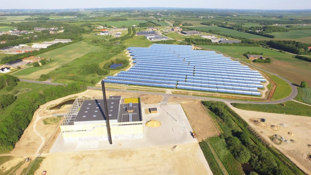 Luchtopname van de CSP centrale te Brønderslev tijdens de bouw. Bron: Aalborg CSP